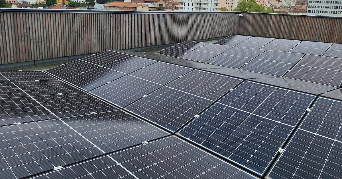 Panneaux photovoltaïques fixés sur un toit existant : élément d ...