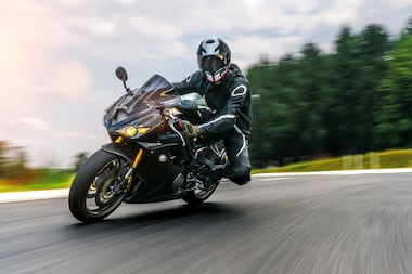 Accident de moto : la rupture conventionnelle ne suffit pas à imputer les pertes professionnelles à l’accident