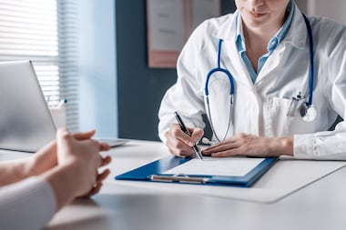 Alerte sur les dépassements d’honoraires : les trois pistes du Haut Conseil limitent l’addition pour les complémentaires santé et les assurés