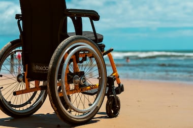 Fauteuils roulants, prothèses capillaires : la prise en charge intégrale menacée